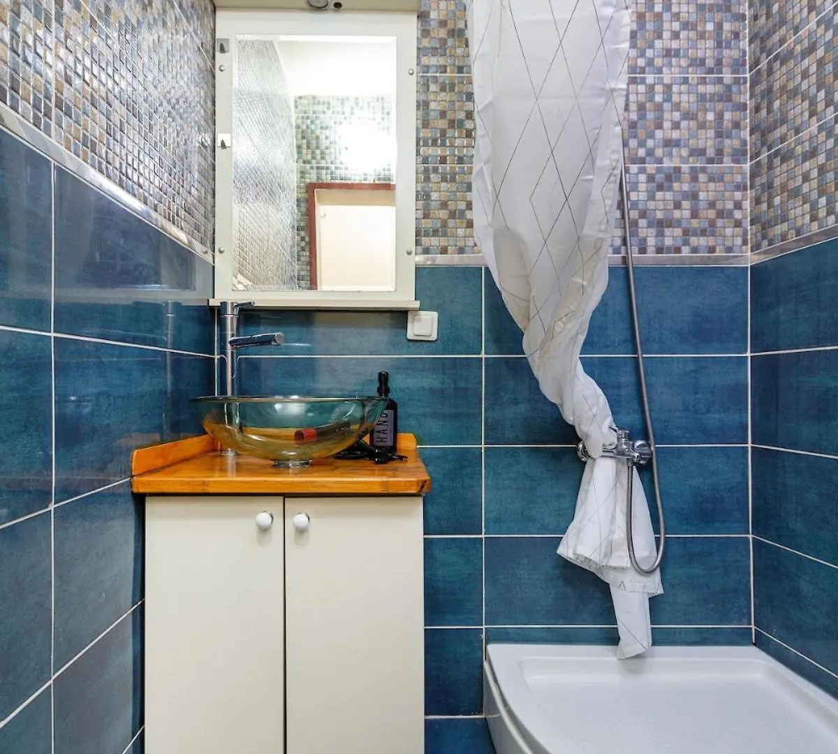 3Min To The Historical Elevator,Quiet And Peaceful Apartment Izmir Turkey