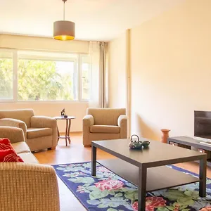 Lovely Flat Near Public Transportation In Apartment